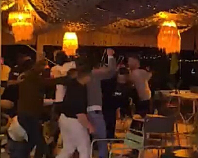 İzmir’in Dikili ilçesinde bir kafede çıkan tartışma sonrası yaşanan kavgada,