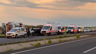 Diyarbakır’da kontrolden çıkan ve içerisinde 10 kişinin bulunduğu otomobil takla