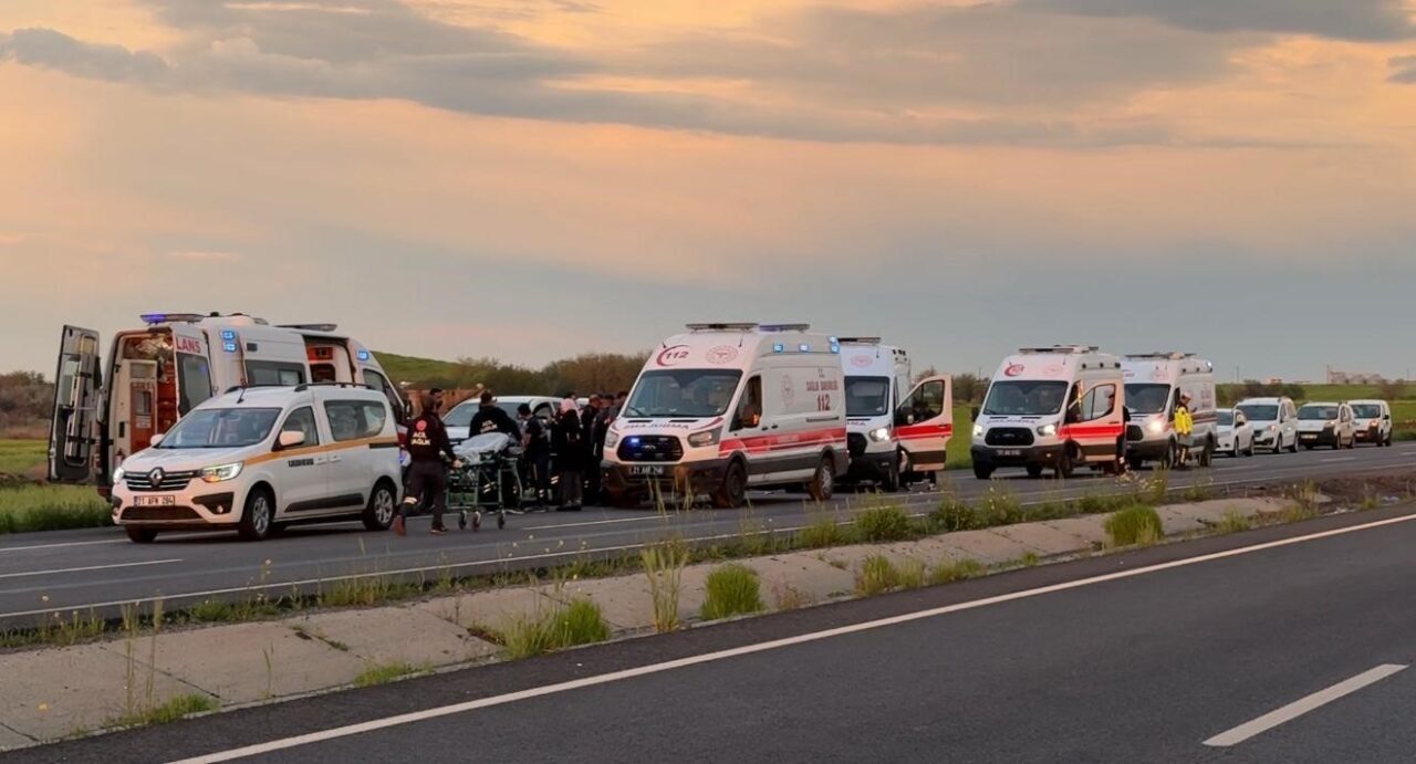 Diyarbakır’da kontrolden çıkan ve içerisinde 10 kişinin bulunduğu otomobil takla