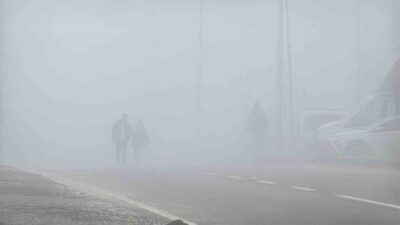 Diyarbakır’da yoğun sis, görüş mesafesini 20 metreye kadar düşürdü. Sürücüler