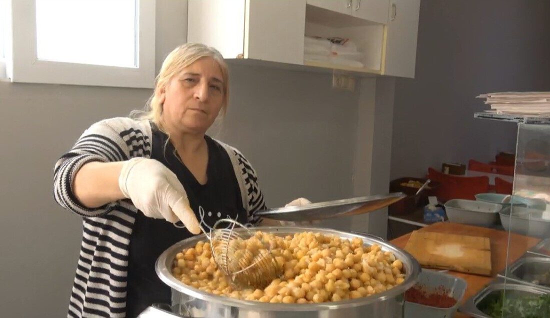 Hatay’da memleketinin lezzeti olan nohut dürümü vatandaşlara 90 TL’lik fiyatla