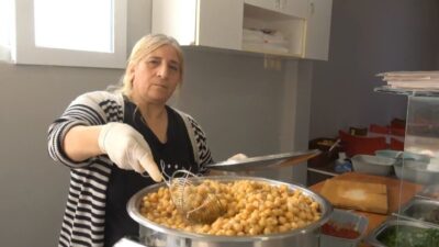 Hatay’da memleketinin lezzeti olan nohut dürümü vatandaşlara 90 TL’lik fiyatla