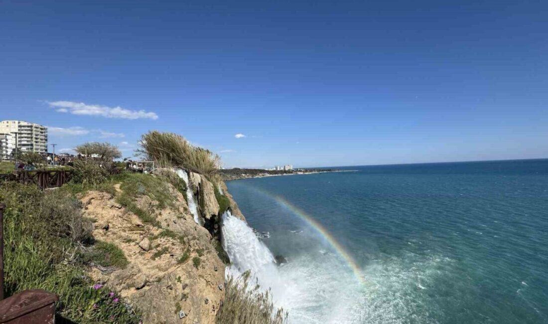 Antalya’nın Muratpaşa ilçesinde Düden Şelalesi’nde oluşan gökkuşağı, ziyaretçilere unutulmaz anlar