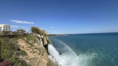 Antalya’nın Muratpaşa ilçesinde Düden Şelalesi’nde oluşan gökkuşağı, ziyaretçilere unutulmaz anlar