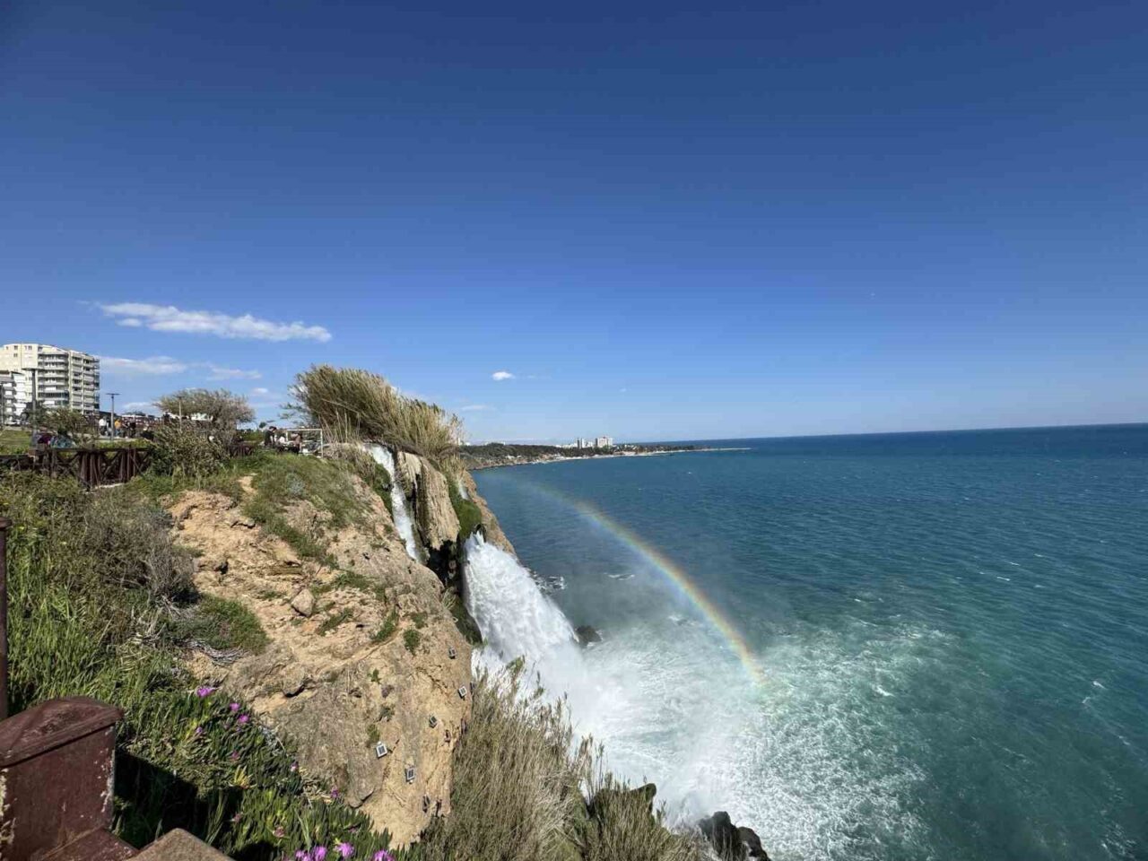 Antalya’nın Muratpaşa ilçesinde Düden Şelalesi’nde oluşan gökkuşağı, ziyaretçilere unutulmaz anlar