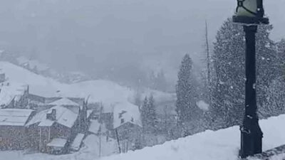 Rize’de nisan ayında yağan karla beyaza bürünen Ayder Yaylası’nı ziyaret