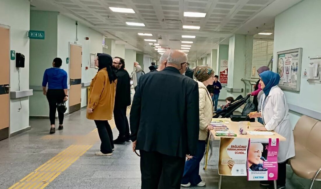 Düzce Atatürk Devlet Hastanesi’nde kurulan bilgilendirme standında vatandaşlara kanserden korunma