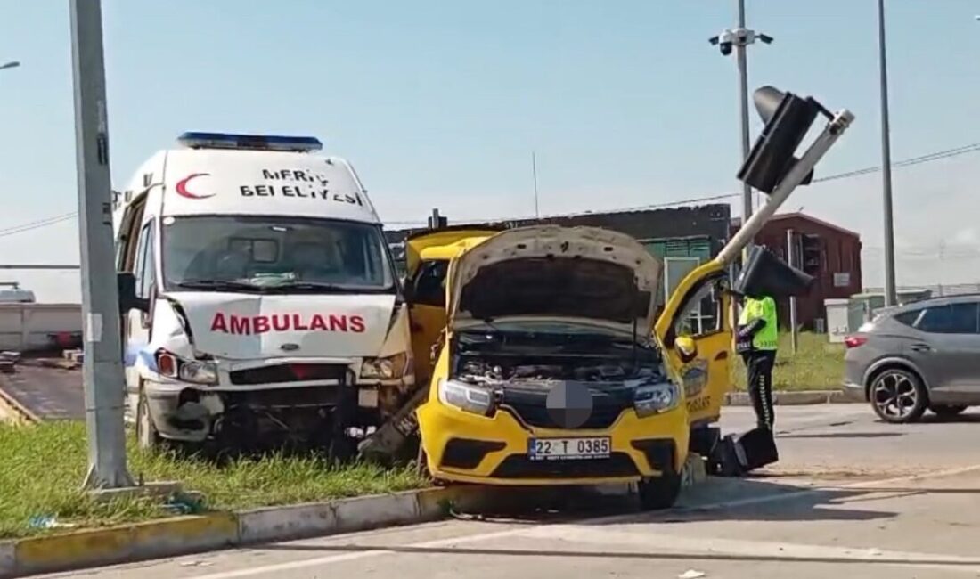 Edirne’de hasta nakli gerçekleştiren belediyeye ait ambulans ile ticari taksinin