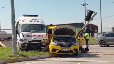 Edirne’de hasta nakli gerçekleştiren belediyeye ait ambulans ile ticari taksinin