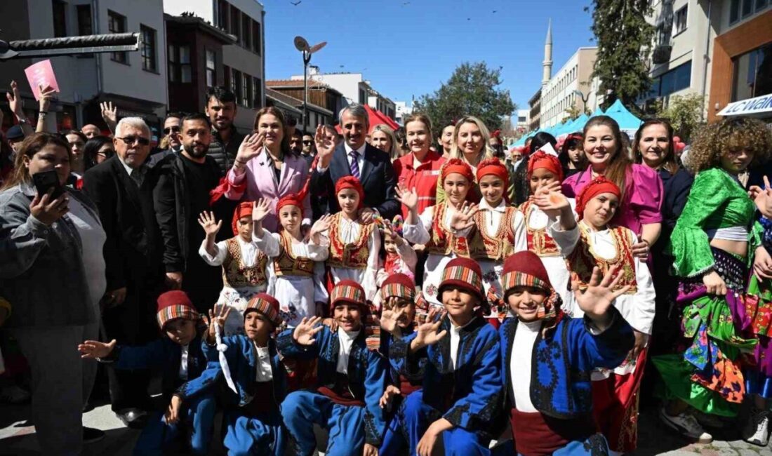 Edirne’de 8 Nisan Dünya Romanlar Günü dolayısıyla düzenlenen programda, renkli