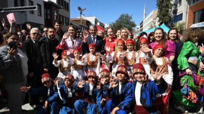 Edirne’de 8 Nisan Dünya Romanlar Günü dolayısıyla düzenlenen programda, renkli