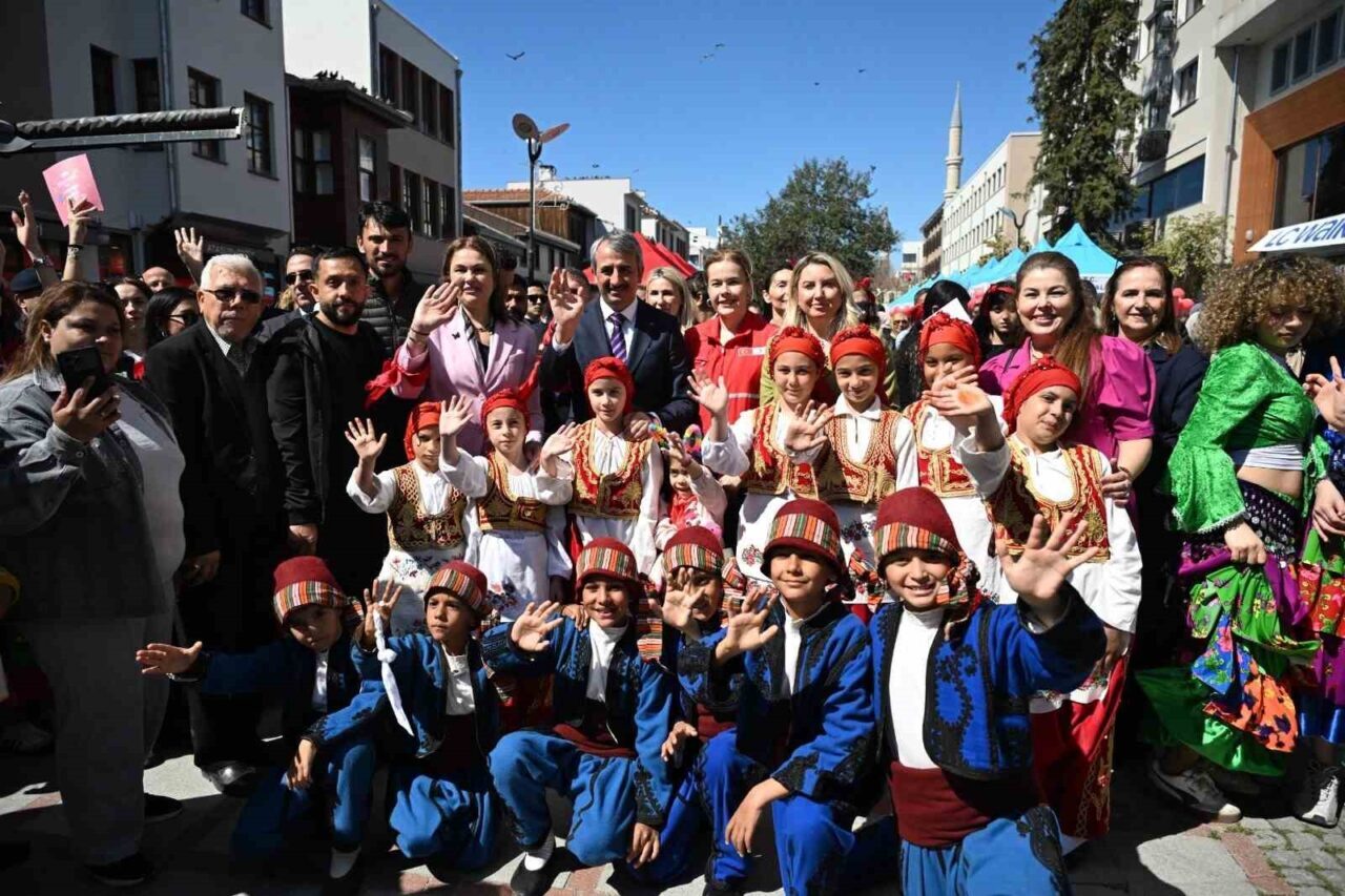 Edirne’de 8 Nisan Dünya Romanlar Günü dolayısıyla düzenlenen programda, renkli