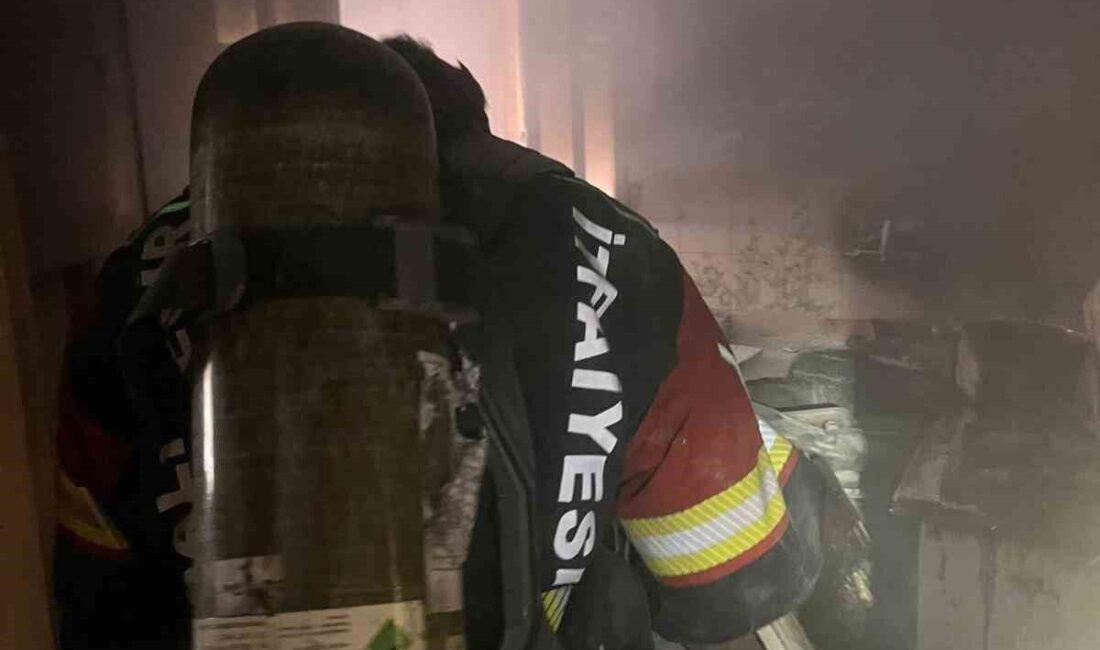 Balıkesir’in Edremit ilçesinde 3 katlı bir binanın en üst katında