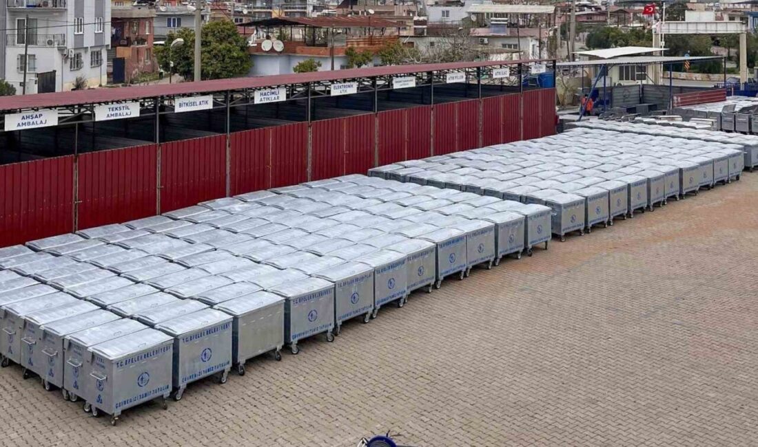 Efeler Belediyesi envanterine eklenen yeni çöp konteynerleri, vatandaşların kullanımı için