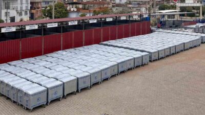 Efeler Belediyesi envanterine eklenen yeni çöp konteynerleri, vatandaşların kullanımı için