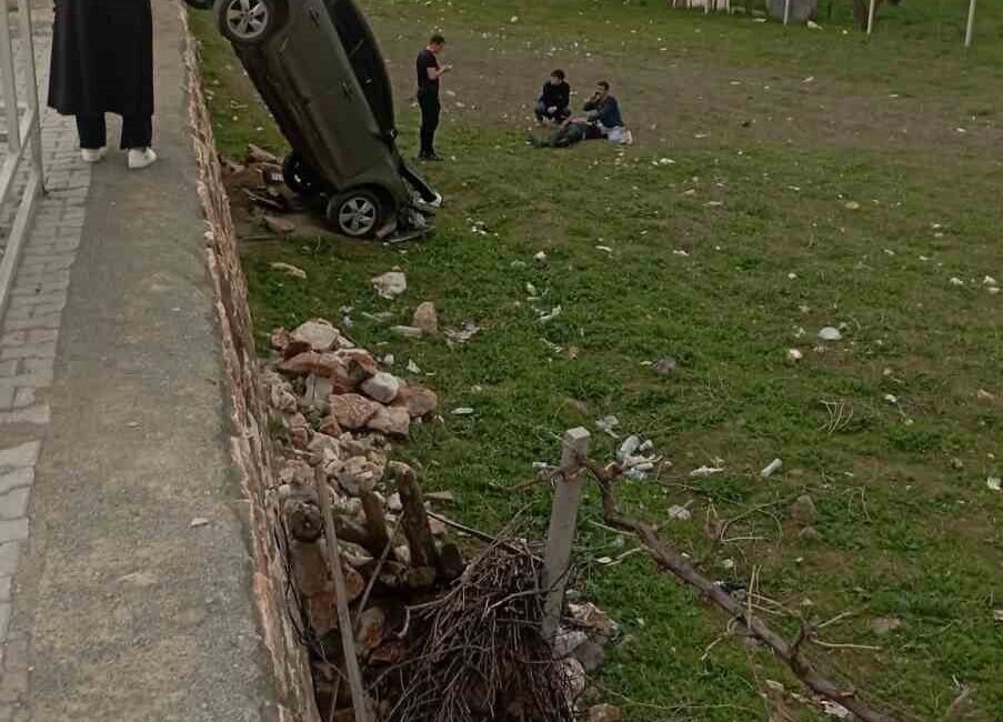 Elazığ’da şarampole uçan otomobil dik şekilde havada kalırken, kazada 1