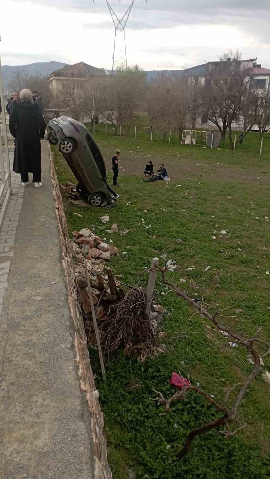 Elazığ’da şarampole uçan otomobil dik şekilde havada kalırken, kazada 1