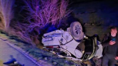 Elazığ’da sürücüsünün direksiyon hakimiyetini kaybettiği otomobil takla attı. Kazada 2