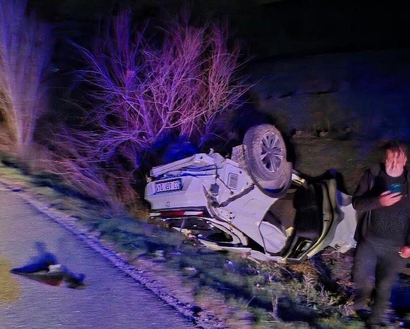 Elazığ’da sürücüsünün direksiyon hakimiyetini kaybettiği otomobil takla attı. Kazada 2