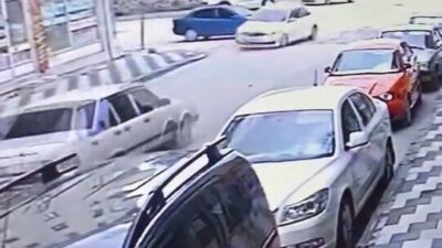 Elazığ’da iki aracın çarpışma anı, bir iş yerinin güvenlik kamerasına