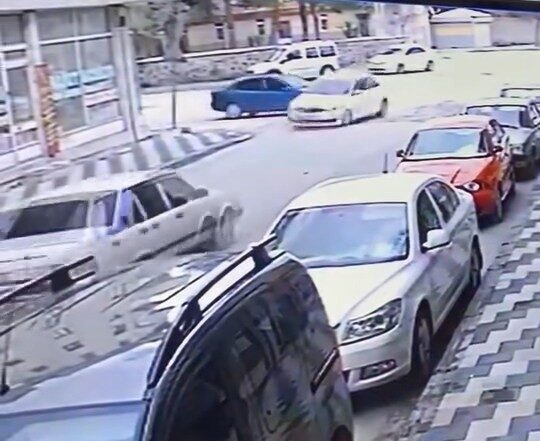 Elazığ’da iki aracın çarpışma anı, bir iş yerinin güvenlik kamerasına