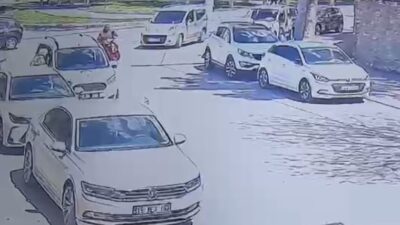 Burdur’da park halindeki otomobile çarpan elektrikli bisikletteki bir kişi yaralandı.