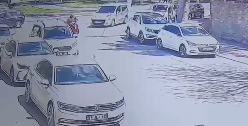 Burdur’da park halindeki otomobile çarpan elektrikli bisikletteki bir kişi yaralandı.