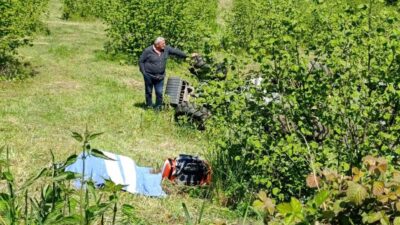 Sakarya’nın Karasu ilçesinde bahçesinde ot biçtiği esnada devrilen traktörün altında