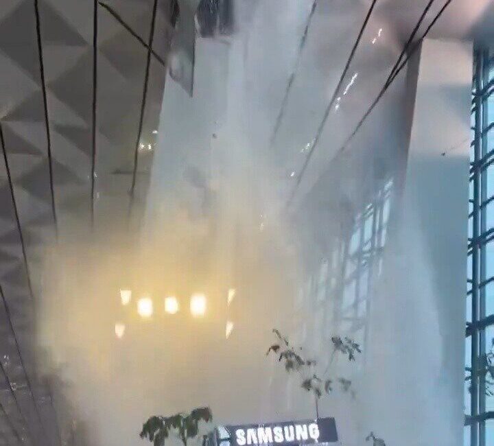 Endonezya’nın başkenti Jakarta’daki Soekarno-Hatta Uluslararası Havalimanı’nda şiddetli yağış ve fırtına