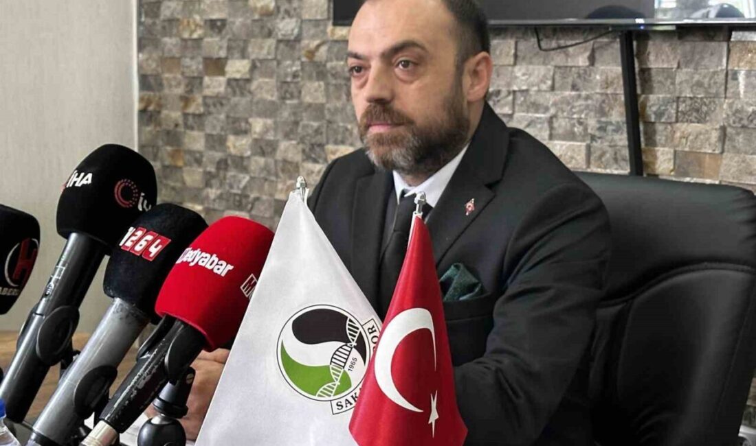 Sakaryaspor Kulüp Başkanı Enes Zengin, Rüstemler Tesisleri’nde düzenlediği basın toplantısında