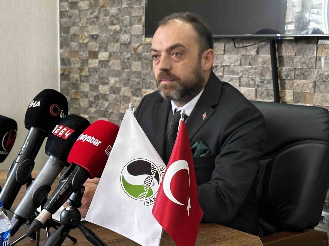 Sakaryaspor Kulüp Başkanı Enes Zengin, Rüstemler Tesisleri’nde düzenlediği basın toplantısında