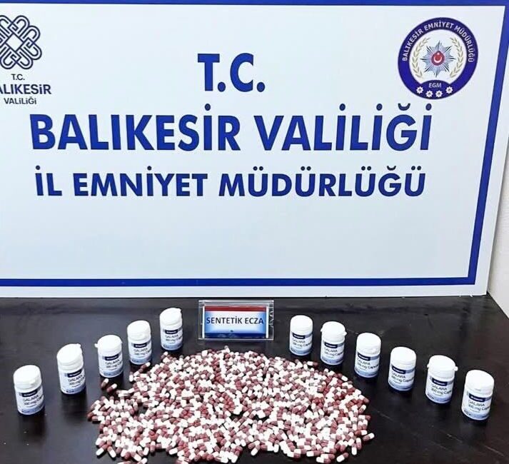 Balıkesir’in Erdek ilçesinde uyuşturucu tacirlerine yönelik düzenlenen operasyonda yakalanan 5
