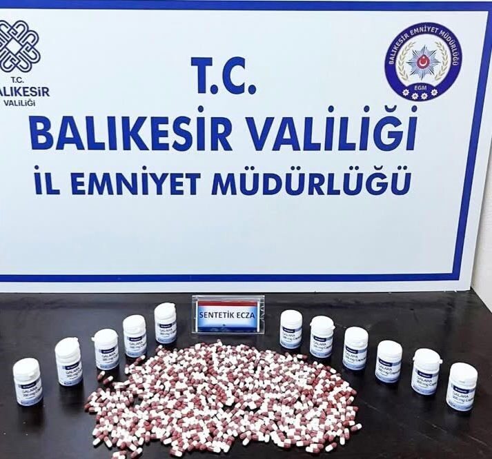 Balıkesir’in Erdek ilçesinde uyuşturucu tacirlerine yönelik düzenlenen operasyonda yakalanan 5