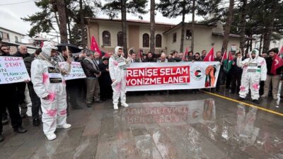Erzincan’da Cuma namazı sonrası Cami-i Kebir önünde bir araya gelen