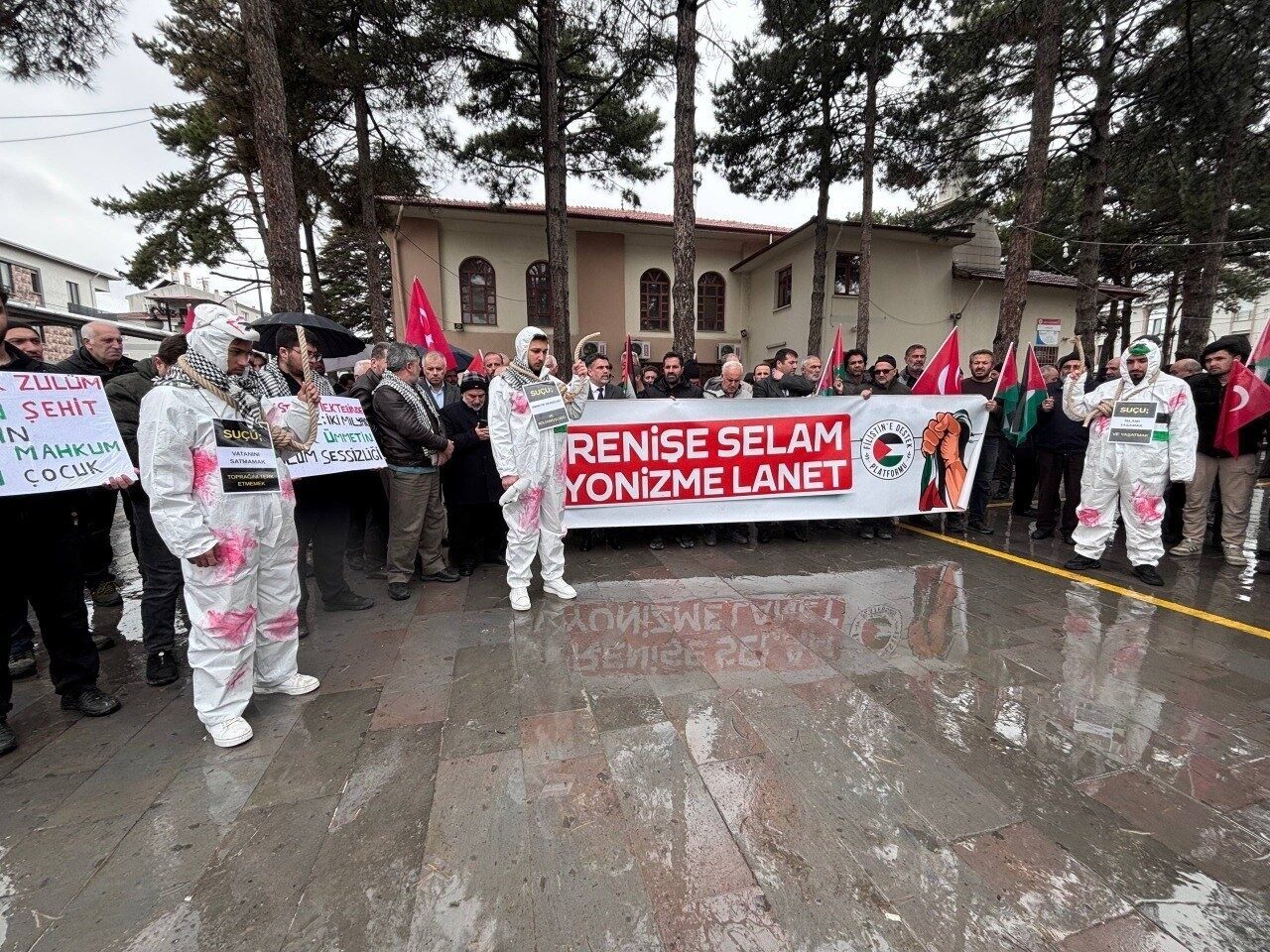 Erzincan’da Cuma namazı sonrası Cami-i Kebir önünde bir araya gelen