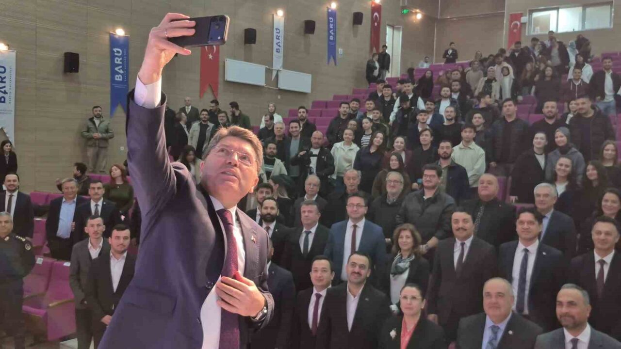 Bartın Üniversitesi’nde düzenlenen İhtisas Akademisi’nin ilk dersini veren Eski Adalet