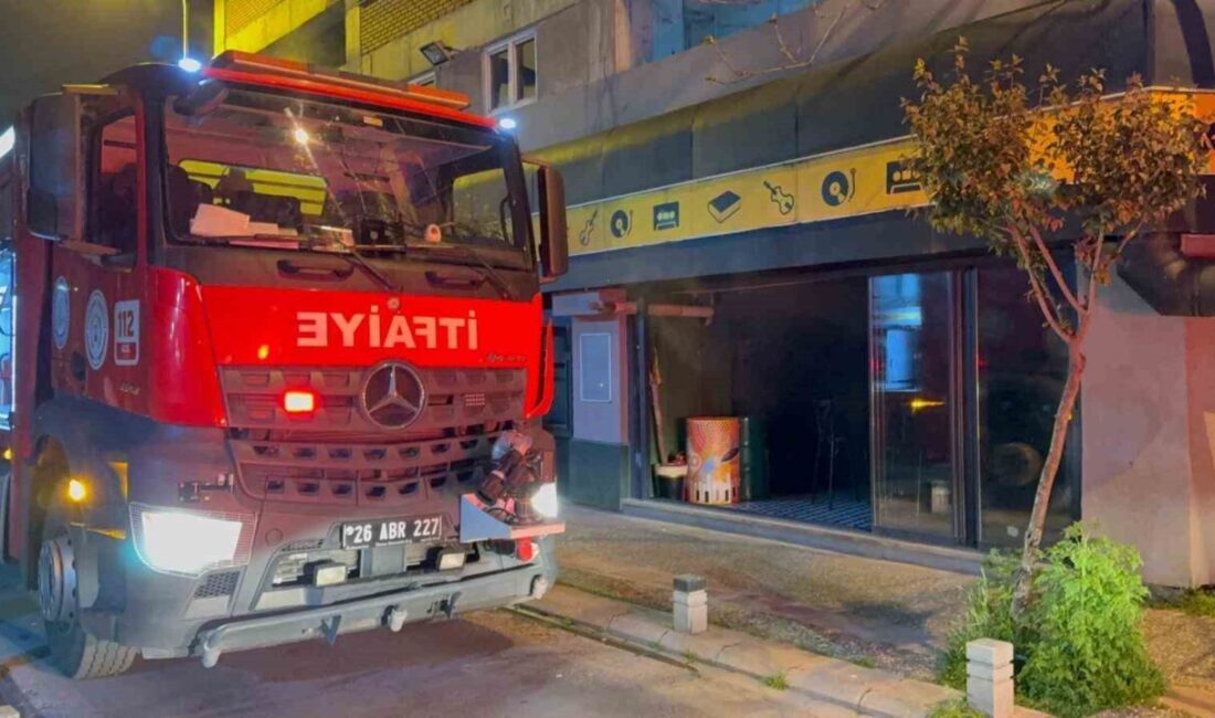 Eskişehir’de alkollü bir eğlence mekanında yangın çıktı, içeride bulunan müşteriler