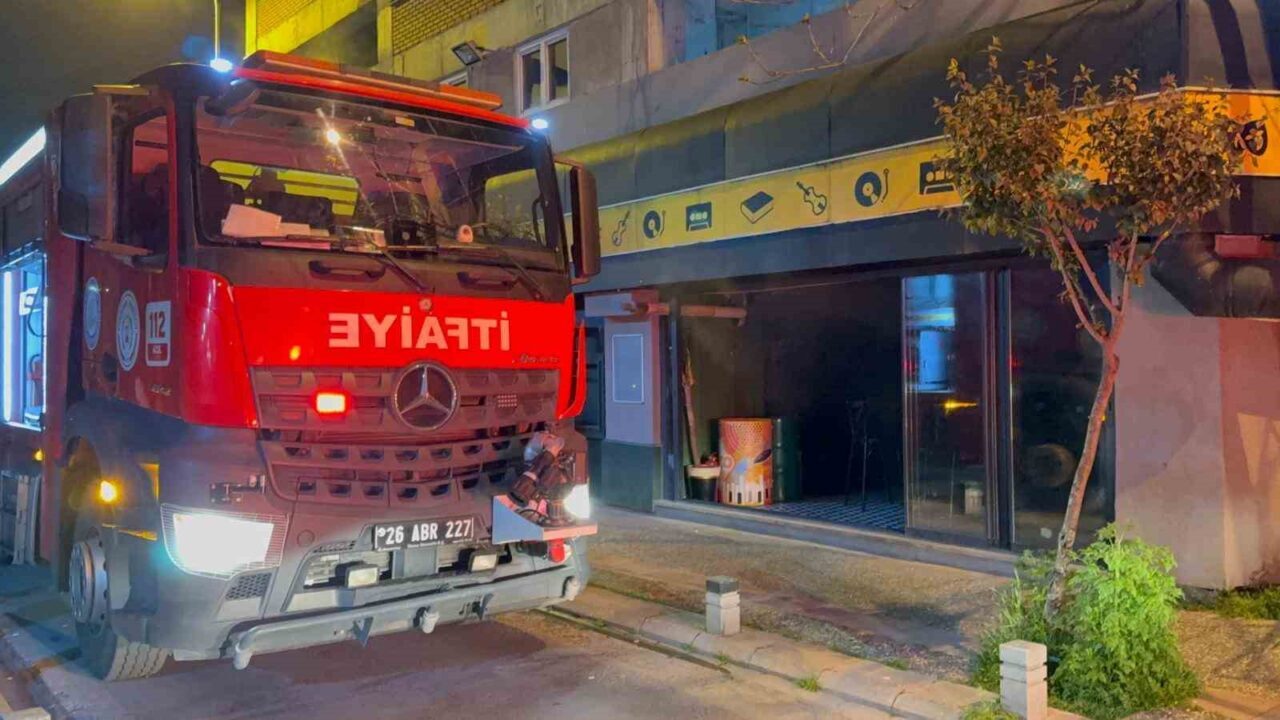 Eskişehir’de alkollü bir eğlence mekanında yangın çıktı, içeride bulunan müşteriler