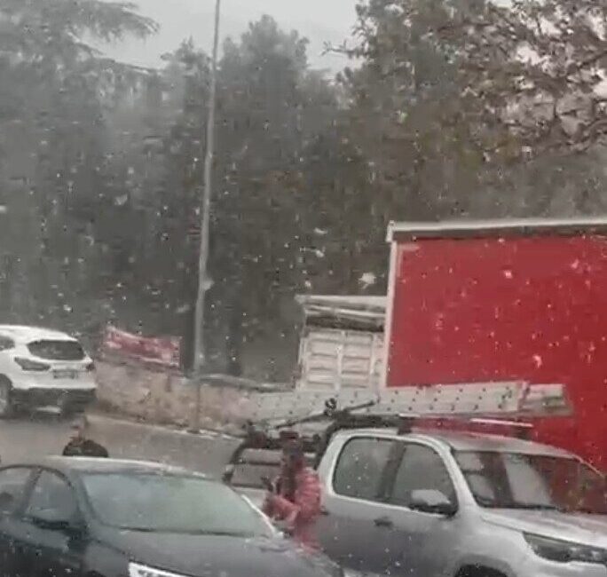 Eskişehir’in bazı ilçeleri ile yüksek kesimlerinde kar yağışı etkili oldu.