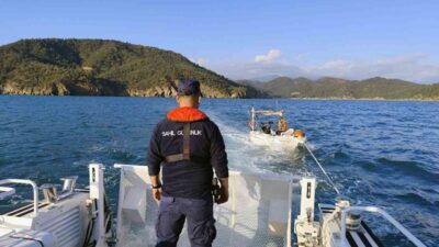 Muğla’nın Fethiye ilçesi açıklarında içerisinde 1 şahıs bulunan fiber teknenin