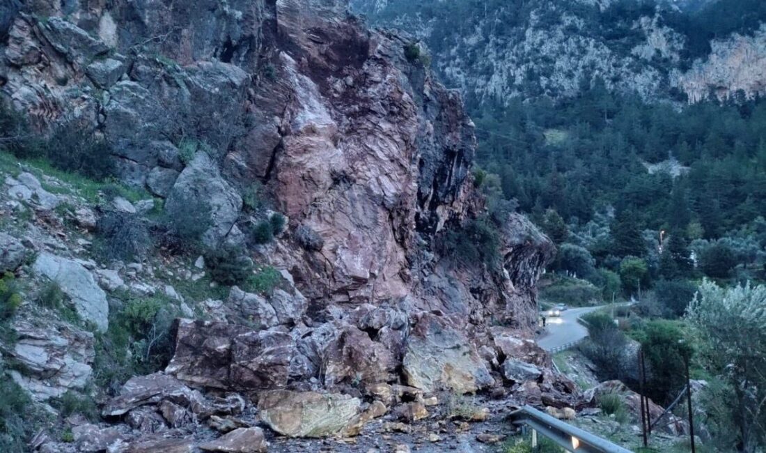 Muğla’nın Fethiye ilçesi Faralya Mahallesi’nde gece saatlerinde meydana gelen kaya