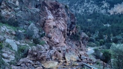 Muğla’nın Fethiye ilçesi Faralya Mahallesi’nde gece saatlerinde meydana gelen kaya