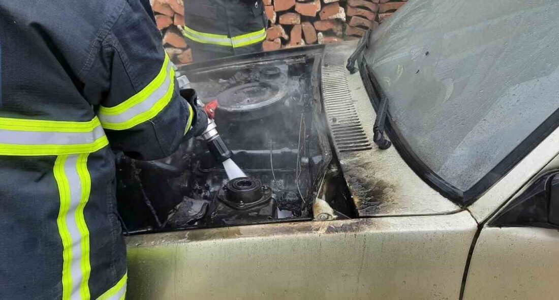 Burdur’un Bucak ilçesinde bir otomobilde çıkan yangın, itfaiye ekiplerince söndürüldü.