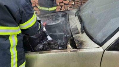 Burdur’un Bucak ilçesinde bir otomobilde çıkan yangın, itfaiye ekiplerince söndürüldü.