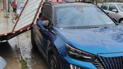 Karabük’te etkili olan fırtınada bir yapıdan kopan saç parçası park