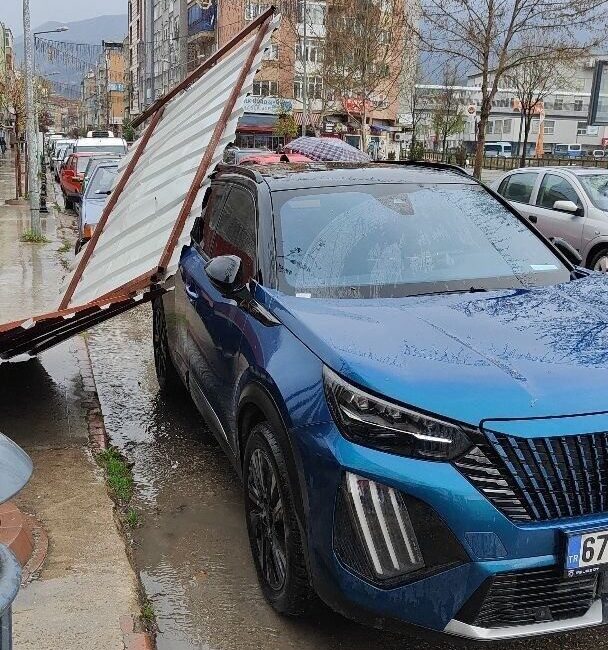 Karabük’te etkili olan fırtınada bir yapıdan kopan saç parçası park