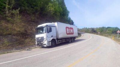 Kastamonu’nun Cide ilçesinde freni boşalan kamyonun başka bir kamyona çaptığı