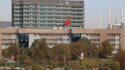 Gaziantep’te boşanmak isteyen eşini, kafasına ve yüzüne taşla vurarak darp