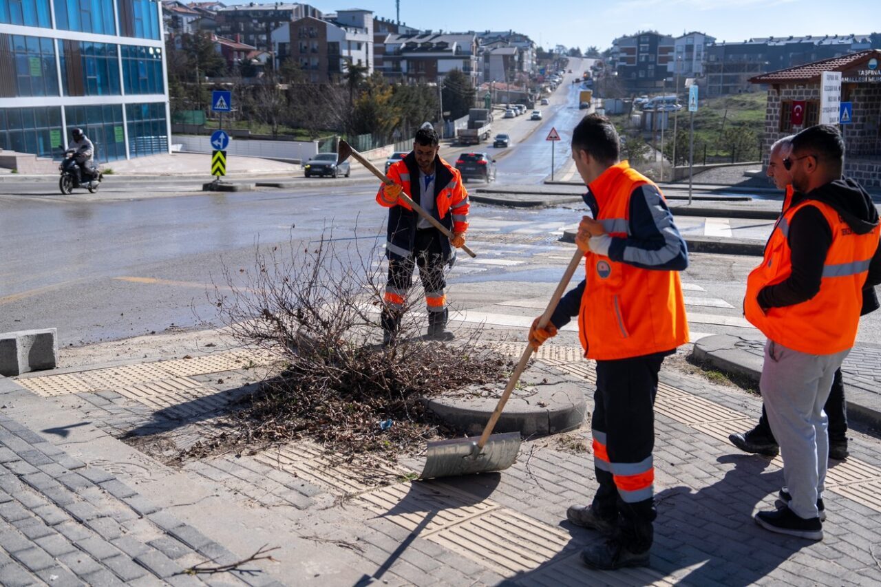 Gölbaşı Belediyesi, Taşpınar Mahallesi’nde kapsamlı bir temizlik çalışması gerçekleştirdi. Baharın