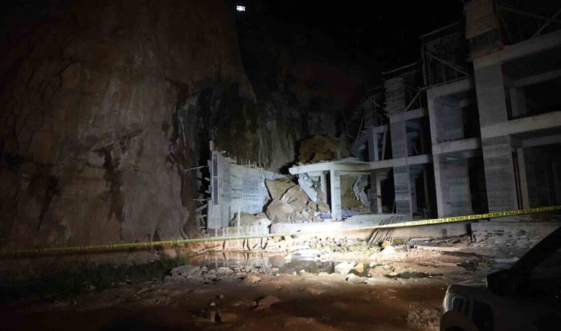 Gümüşhane’de gece saatlerinde yamaçtan kopan dev kayalar, inşaat halindeki binaya